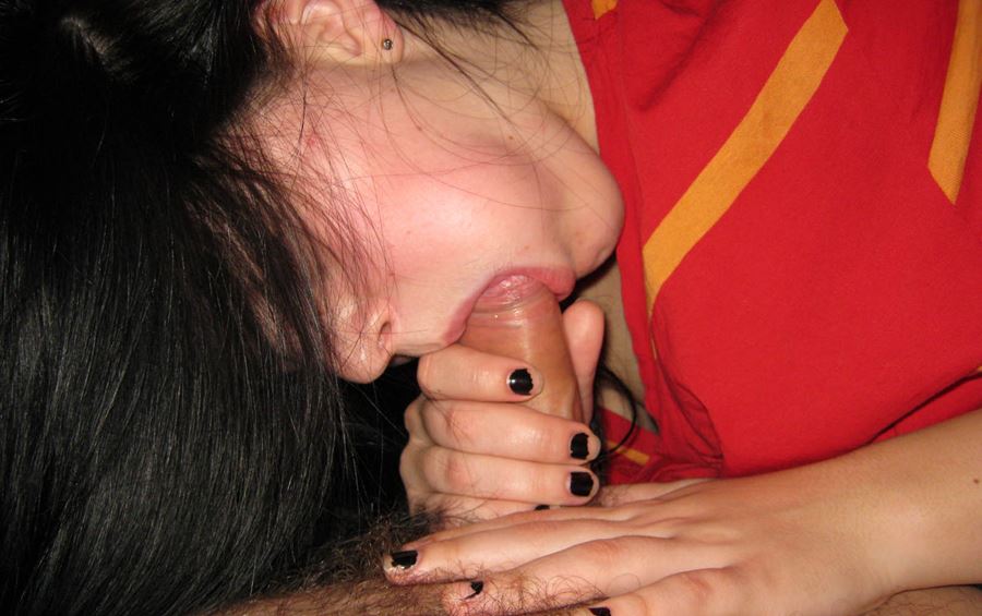 Vältränad, lite äldre kille får kuken sugen av en attraktiv, svarthårig kvinna 