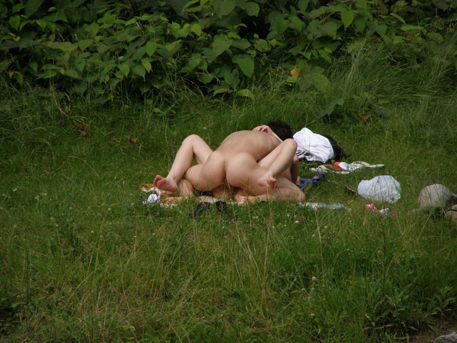 Vältränad, lite äldre kille knullar en söt, smärt kvinna 